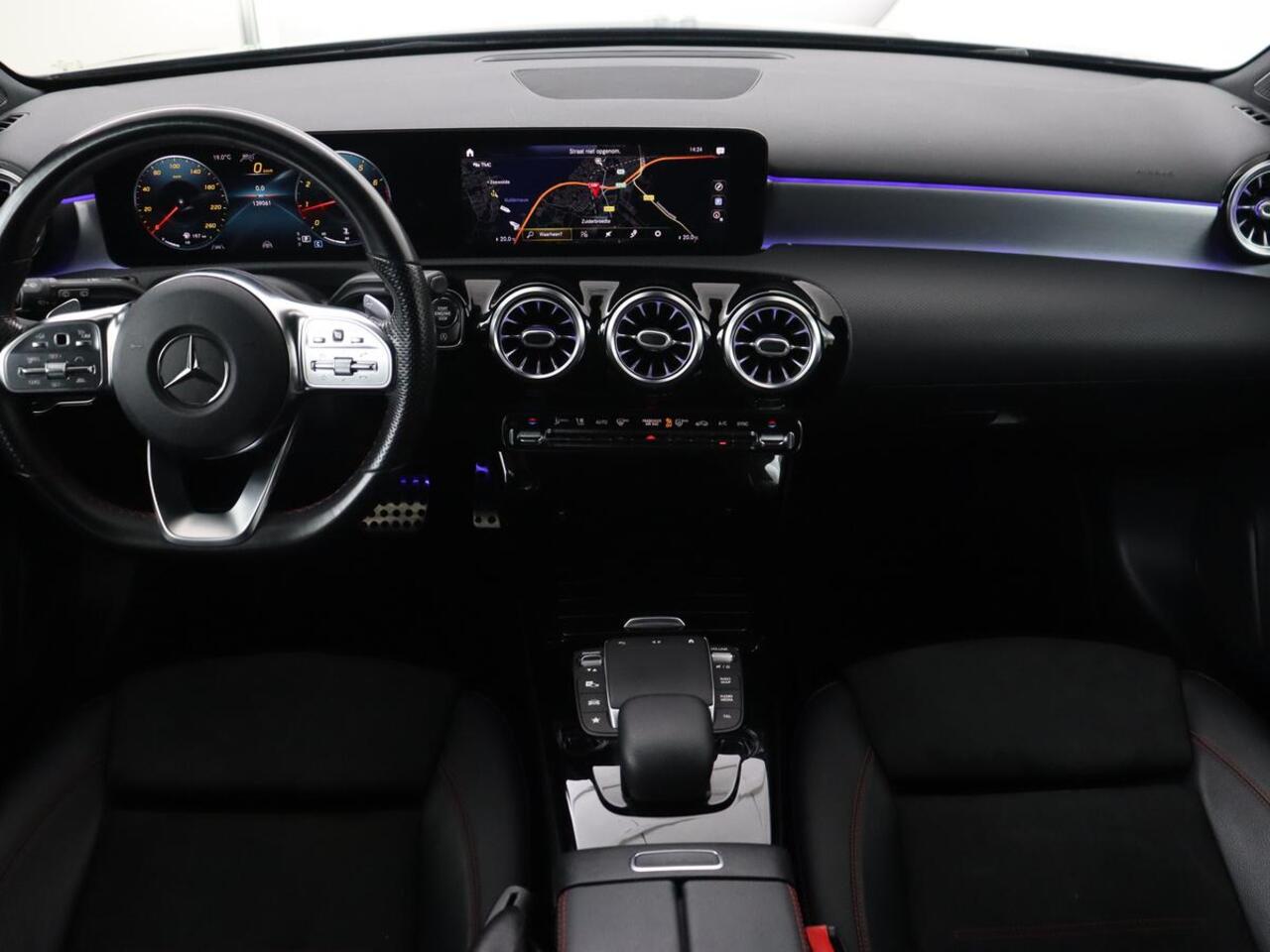 Mercedes-Benz A-KLASSE 180 AMG | Adaptive cruise | Trekhaak | Stoelverwarming | Camera | Leder/Alcantara | Sfeerverlichting | Navigatie | Park Assist | Full LED | Climate control | Bluetooth