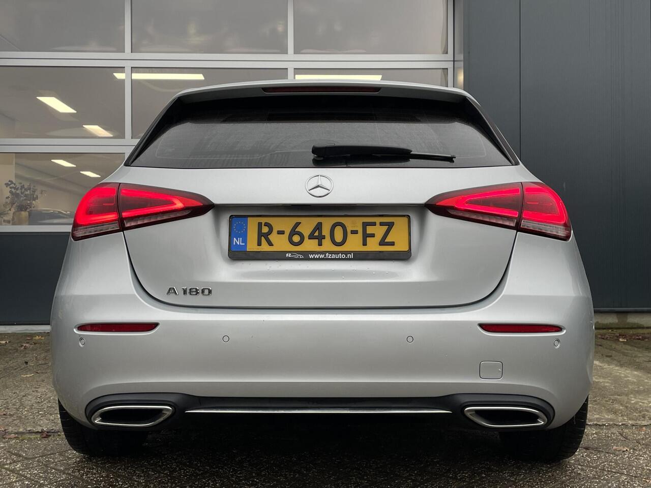 Mercedes-Benz A-KLASSE 180 Business Solution AMG - Navigatie - Camera - Stoelverwarming - LED koplampen