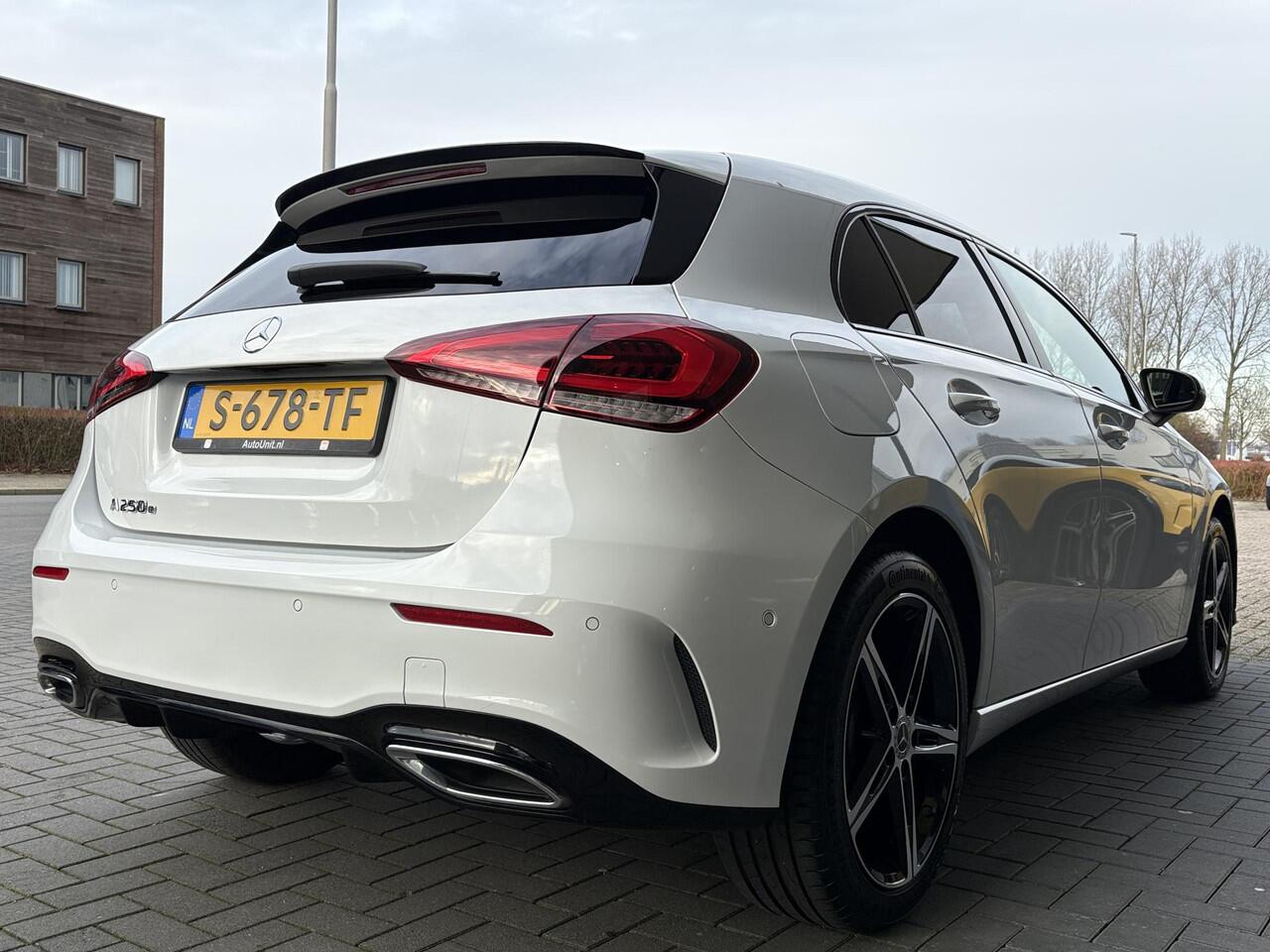 Mercedes-Benz A-KLASSE 250 e Business Solution AMG Limited | Wegklapbare trekhaak | Stoelverwarming | Half leder | Camera