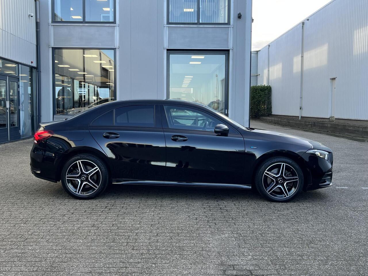 Mercedes-Benz A-KLASSE 250 e Premium Plus AMG | Voll.Historie/Navi/AMG-Pakket/Sfeerverlichting/18"/Afn.Trekhaak