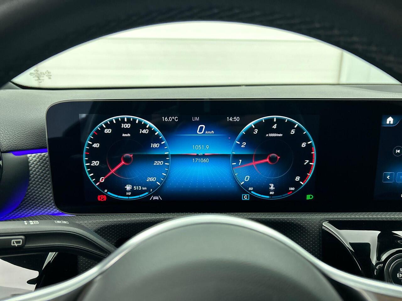 Mercedes-Benz A-KLASSE 160 Business Solution Luxury Navigatie Apple Carplay/Android Auto Camera Parkeersensoren Cruise Control Stoelverwarming Virtual Cockpit Lichtmetalen velgen Climate Control