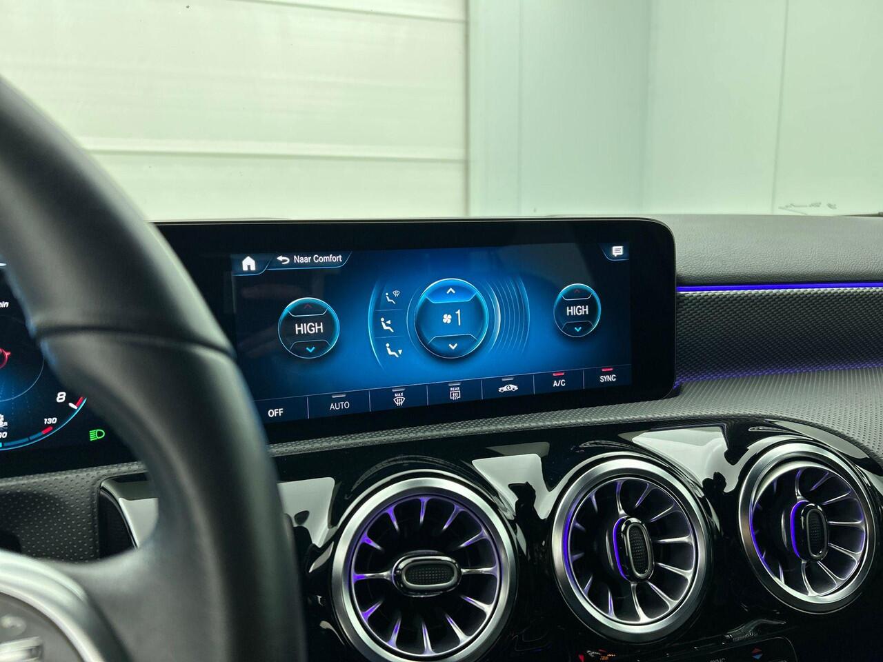 Mercedes-Benz A-KLASSE 160 Business Solution Luxury Navigatie Apple Carplay/Android Auto Camera Parkeersensoren Cruise Control Stoelverwarming Virtual Cockpit Lichtmetalen velgen Climate Control