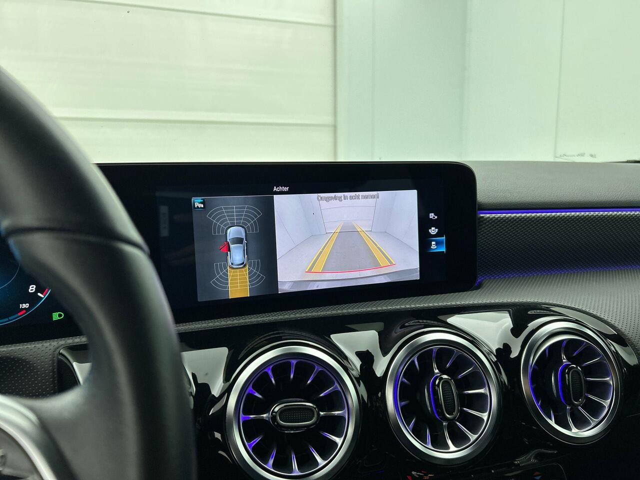 Mercedes-Benz A-KLASSE 160 Business Solution Luxury Navigatie Apple Carplay/Android Auto Camera Parkeersensoren Cruise Control Stoelverwarming Virtual Cockpit Lichtmetalen velgen Climate Control