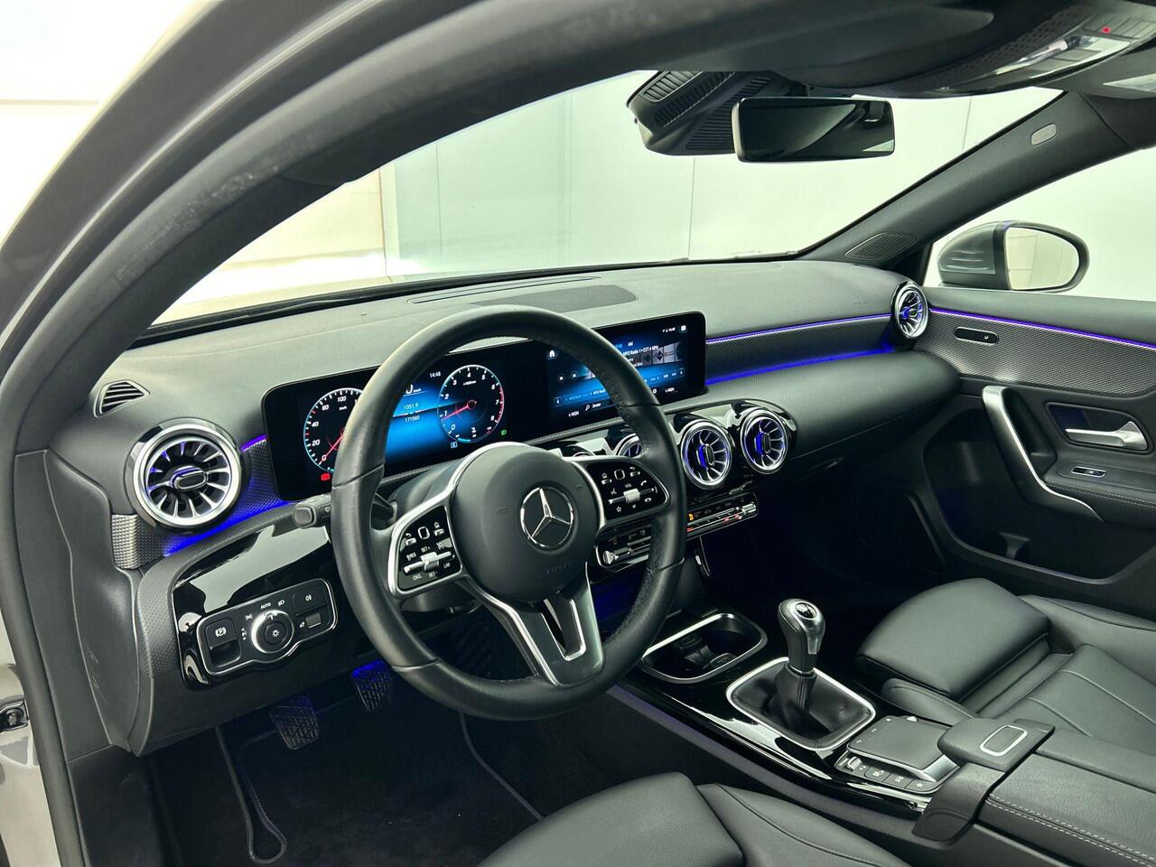 Mercedes-Benz A-KLASSE 160 Business Solution Luxury Navigatie Apple Carplay/Android Auto Camera Parkeersensoren Cruise Control Stoelverwarming Virtual Cockpit Lichtmetalen velgen Climate Control