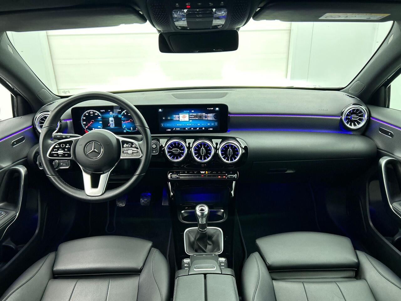 Mercedes-Benz A-KLASSE 160 Business Solution Luxury Navigatie Apple Carplay/Android Auto Camera Parkeersensoren Cruise Control Stoelverwarming Virtual Cockpit Lichtmetalen velgen Climate Control