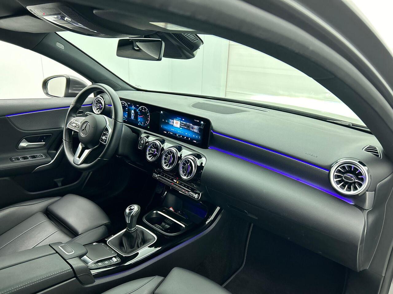Mercedes-Benz A-KLASSE 160 Business Solution Luxury Navigatie Apple Carplay/Android Auto Camera Parkeersensoren Cruise Control Stoelverwarming Virtual Cockpit Lichtmetalen velgen Climate Control