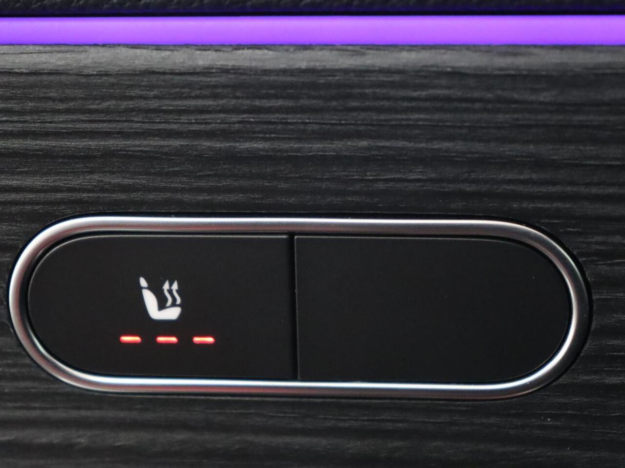 Mercedes-Benz A-KLASSE 250e AMG | Panoramadak | 360 Camera | Burmester | Stoelverwarming | Adaptive cruise | Carplay | Sfeerverlichting | 19'' | Navigatie | Widescreen | Leder/Alcantara | PHEV | Plug In