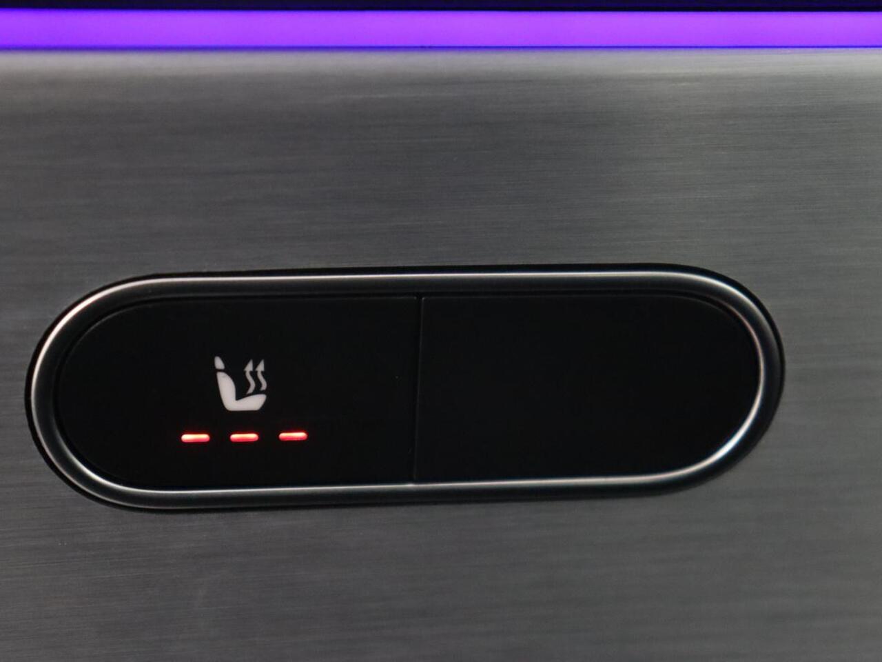 Mercedes-Benz A-KLASSE 200 AMG | Panoramadak | Carplay | Memory | Matrix LED | Leder/Alcantara | Keyless | Sfeerverlichting | Camera | Park Assist | Navigatie | Widescreen