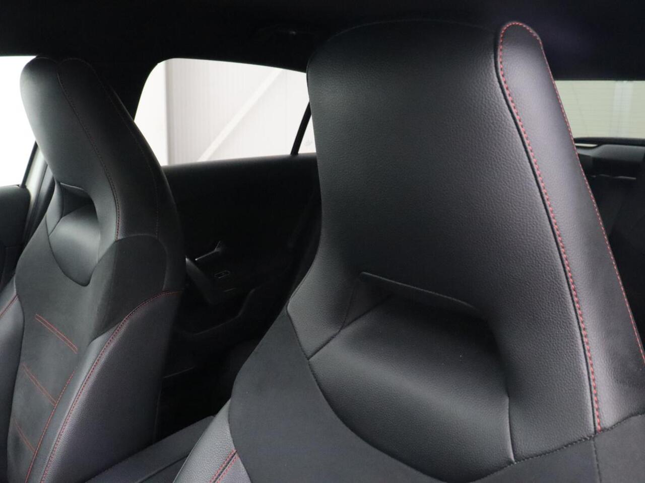 Mercedes-Benz A-KLASSE 250e AMG Limited | Stoelverwarming | Widescreen | Sfeerverlichting | Camera | Navigatie | Leder/Alcantara | Park Assist | Sportstoelen | Full LED | Climate control | PHEV | Plug In