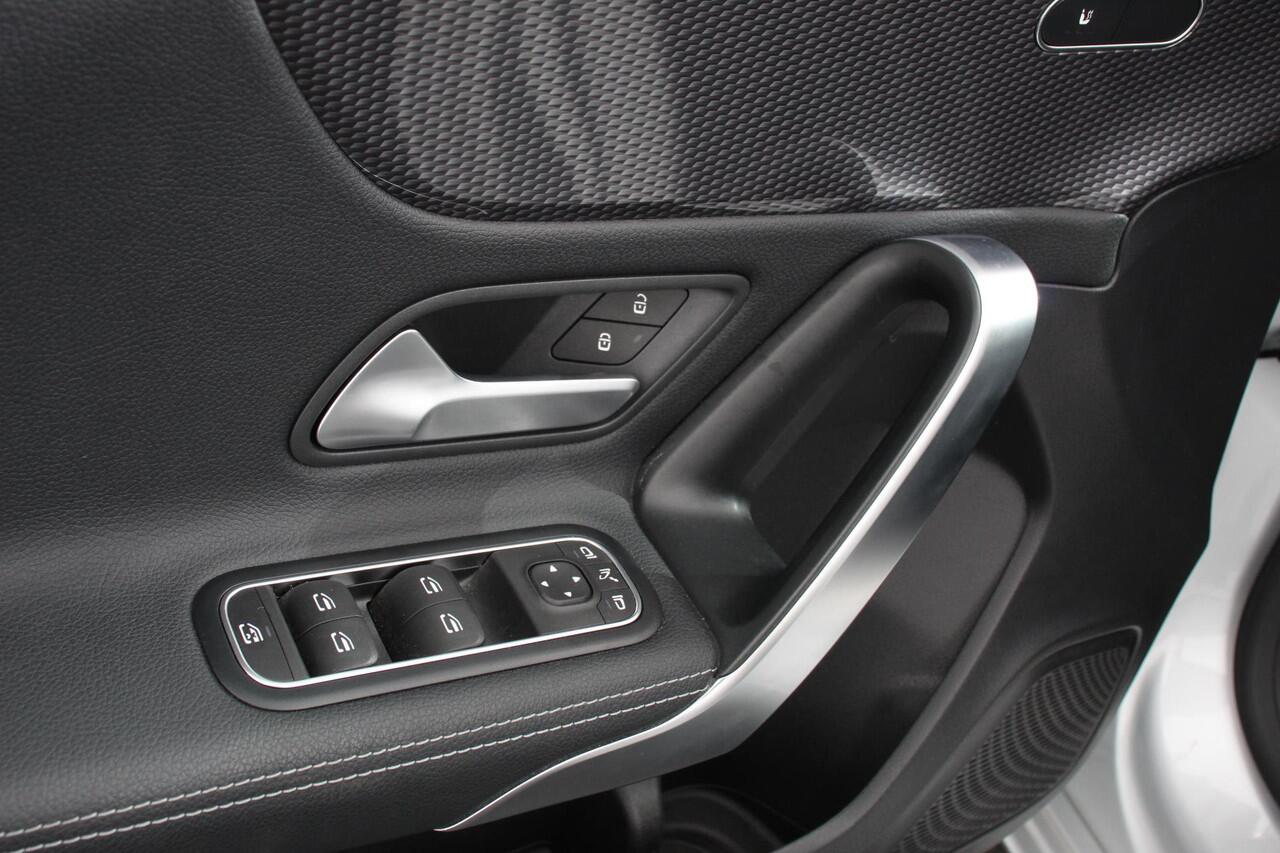 Mercedes-Benz A-KLASSE 180 Progressive 7-DCT | Navigatie | Climate Control | Virtual Cockpit | Stoelverwarming | 17" Lichtmetalen velgen | Parkeer sensoren | Cruise Control Prijs Incl. BOVAG Garantie