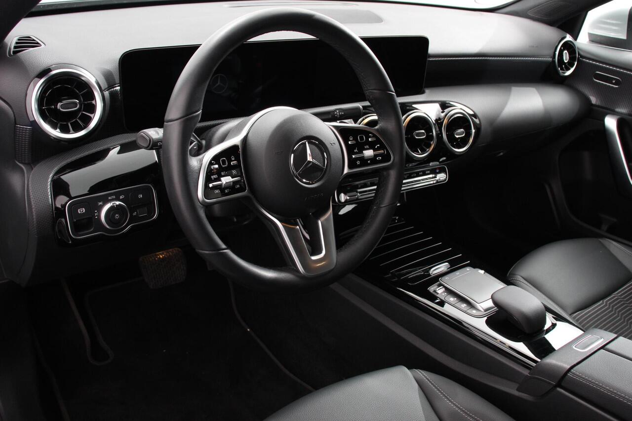 Mercedes-Benz A-KLASSE 180 Progressive 7-DCT | Navigatie | Climate Control | Virtual Cockpit | Stoelverwarming | 17" Lichtmetalen velgen | Parkeer sensoren | Cruise Control Prijs Incl. BOVAG Garantie