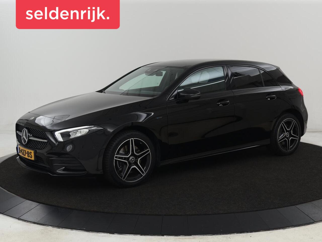 Mercedes-Benz A-KLASSE 250e AMG Limited | Carplay | Stoelverwarming | Camera | Leder/Alcantara | Sfeerverlichting | Navigatie | Park Assist | Full LED | DAB | Widescreen | Climate control | PHEV | Plug In