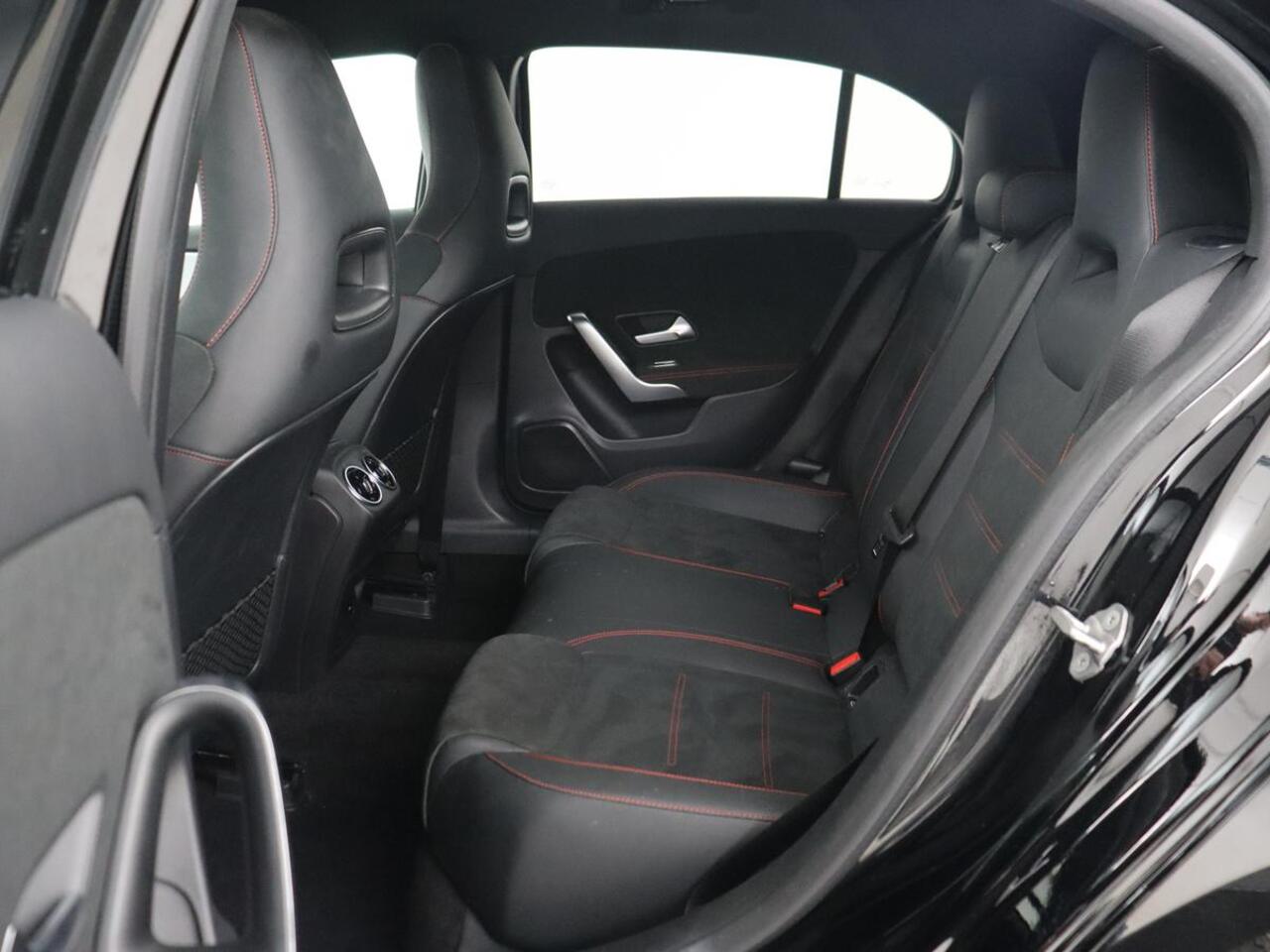 Mercedes-Benz A-KLASSE 250e AMG Limited | Carplay | Stoelverwarming | Camera | Leder/Alcantara | Sfeerverlichting | Navigatie | Park Assist | Full LED | DAB | Widescreen | Climate control | PHEV | Plug In