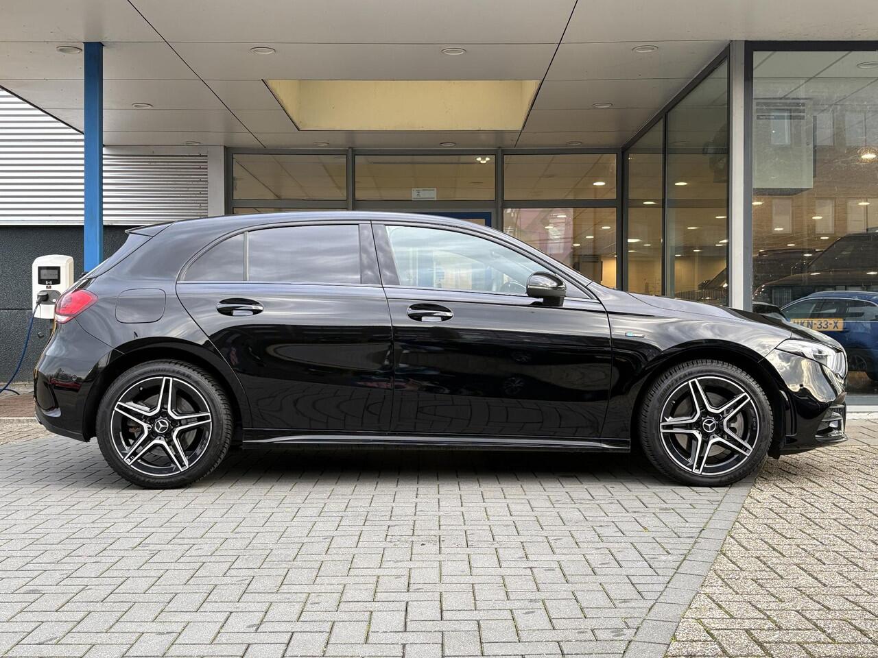 Mercedes-Benz A-KLASSE 250 e AMG Line | Stoelverwarming | Navigatie | Getint glas | PDC | Climate contol