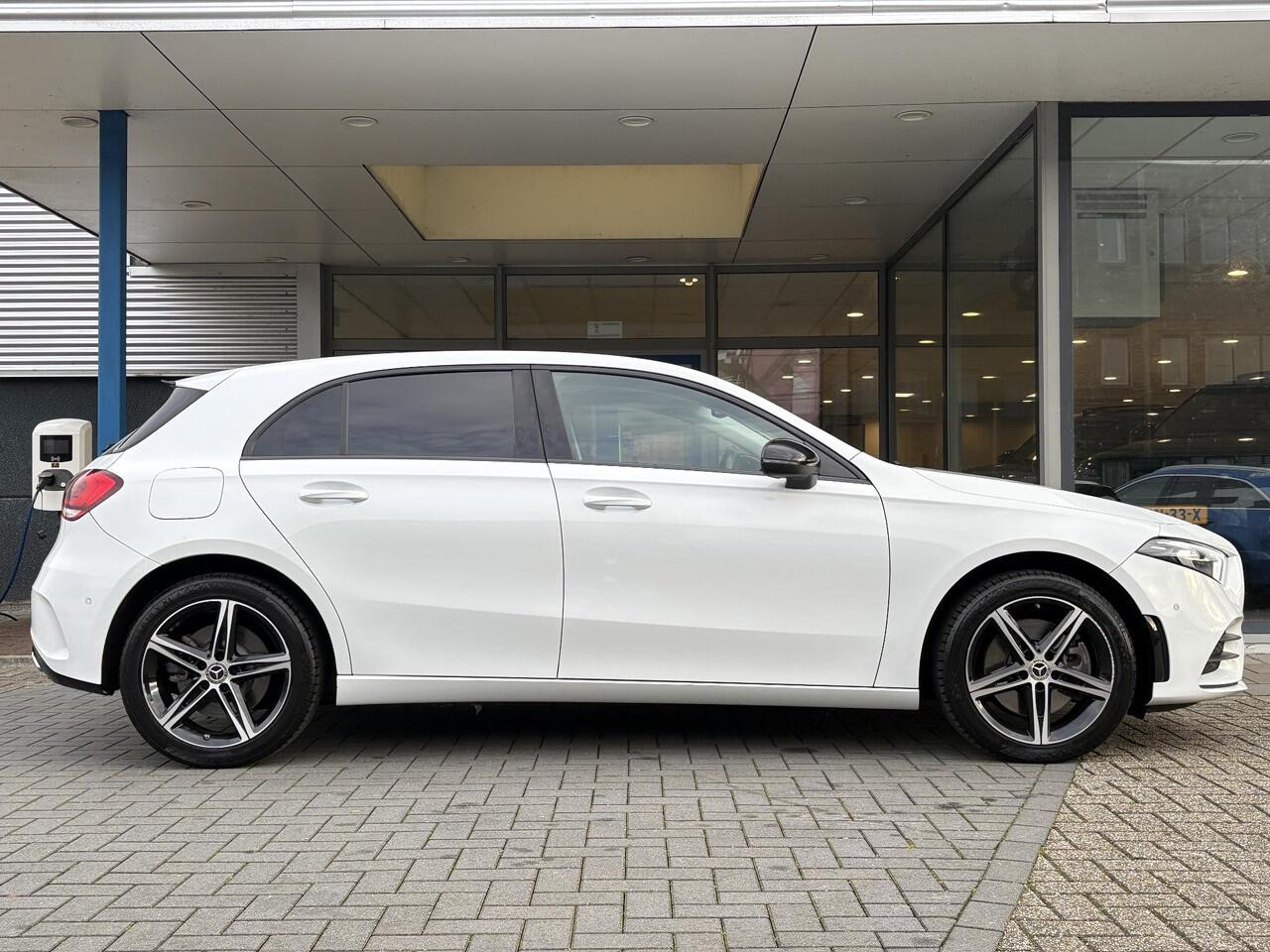 Mercedes-Benz A-KLASSE 250 e Business Solution AMG Limited | Wegklapbare trekhaak | Stoelverwarming | Half leder | Camera