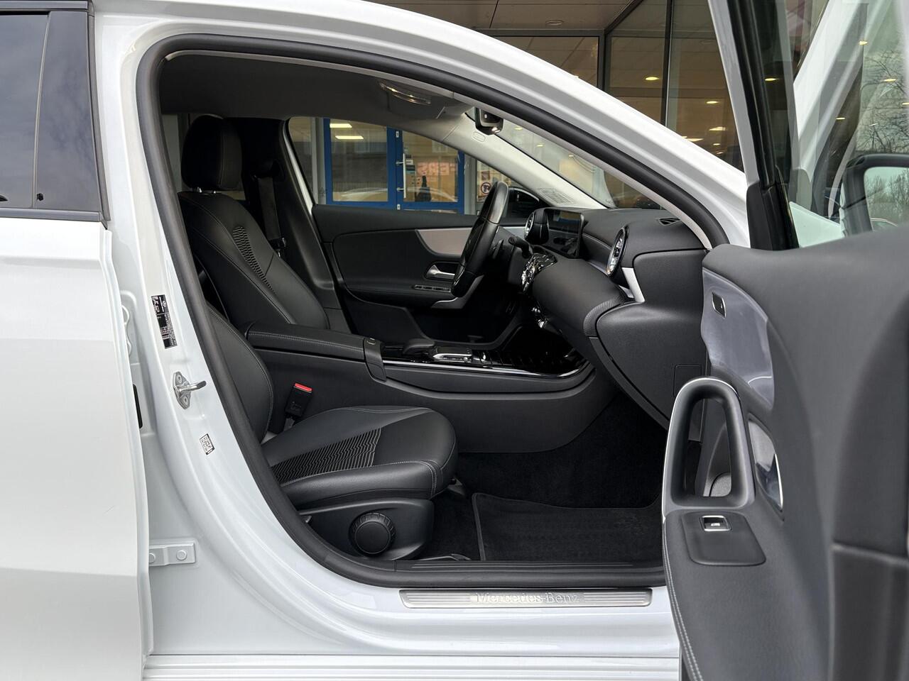 Mercedes-Benz A-KLASSE 250 e Business Solution AMG Limited | Wegklapbare trekhaak | Stoelverwarming | Half leder | Camera