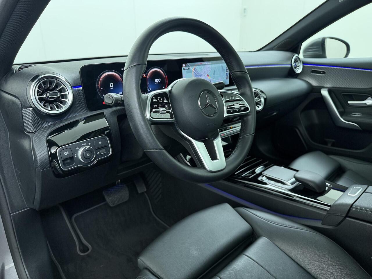 Mercedes-Benz A-KLASSE 180 Business Solution Luxury Panorama dak | Stoelverwarming | Navigatie | Camera |