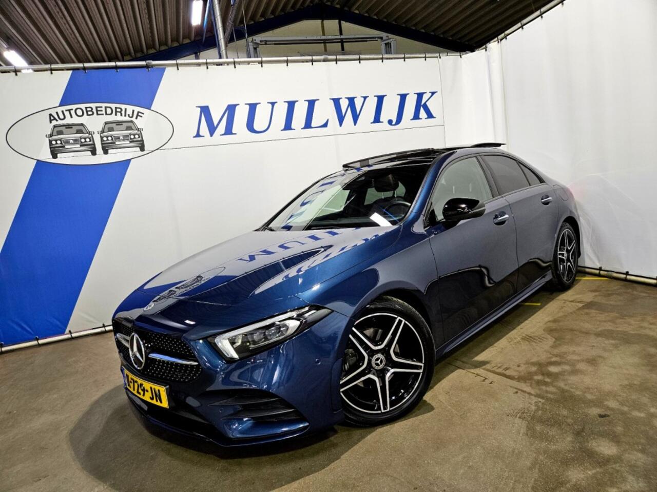 Mercedes-Benz A-KLASSE 180 Business Solution AMG / Panoramadak / Night Pakket / Sfeerverl. / NL Auto