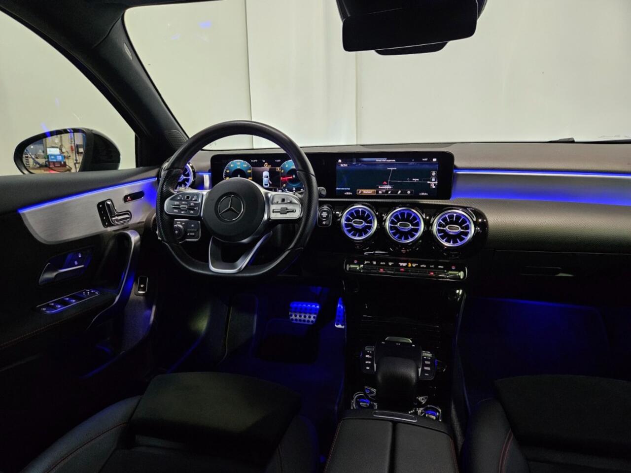Mercedes-Benz A-KLASSE 180 Business Solution AMG / Panoramadak / Night Pakket / Sfeerverl. / NL Auto
