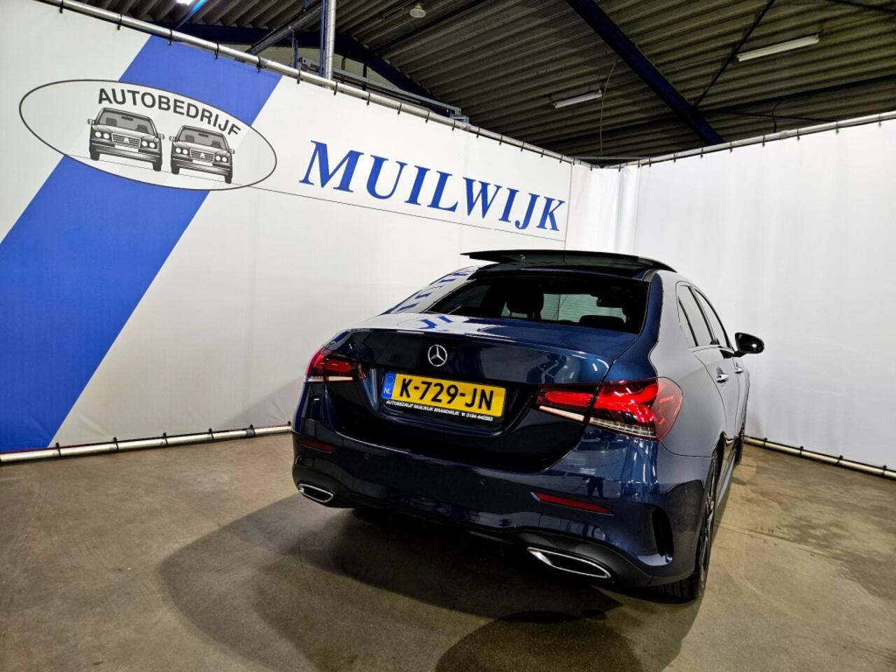 Mercedes-Benz A-KLASSE 180 Business Solution AMG / Panoramadak / Night Pakket / Sfeerverl. / NL Auto