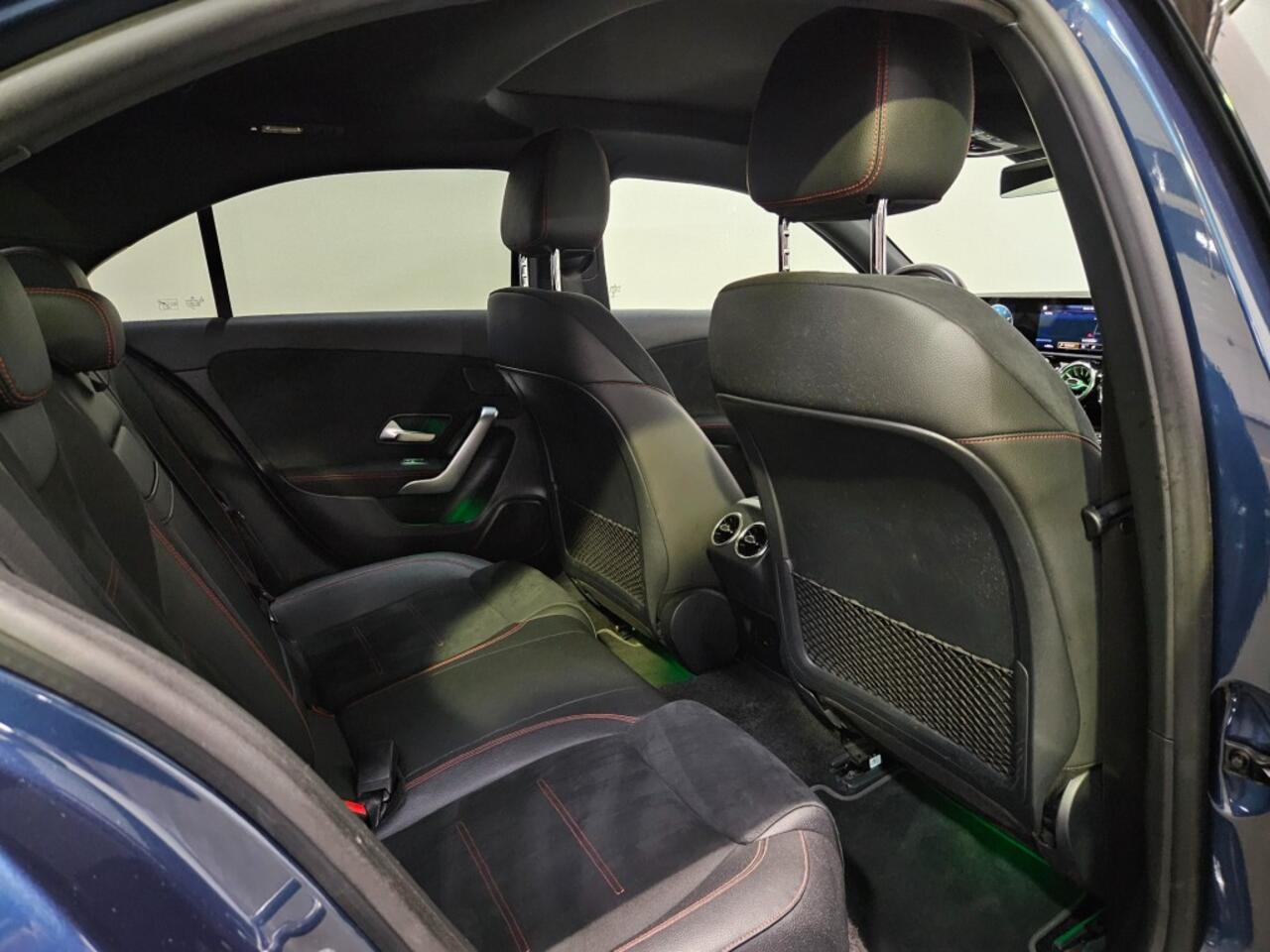 Mercedes-Benz A-KLASSE 180 Business Solution AMG / Panoramadak / Night Pakket / Sfeerverl. / NL Auto