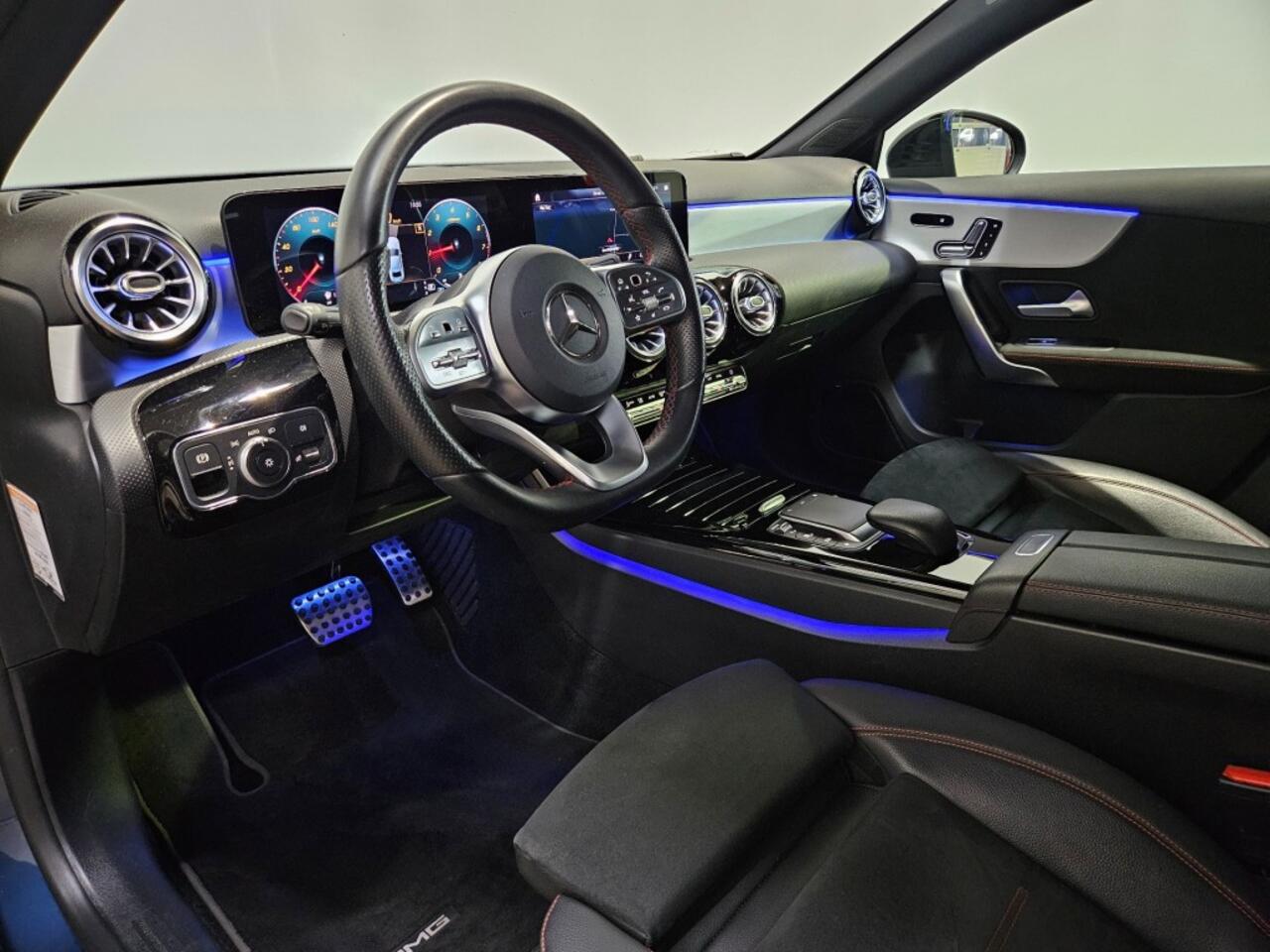 Mercedes-Benz A-KLASSE 180 Business Solution AMG / Panoramadak / Night Pakket / Sfeerverl. / NL Auto