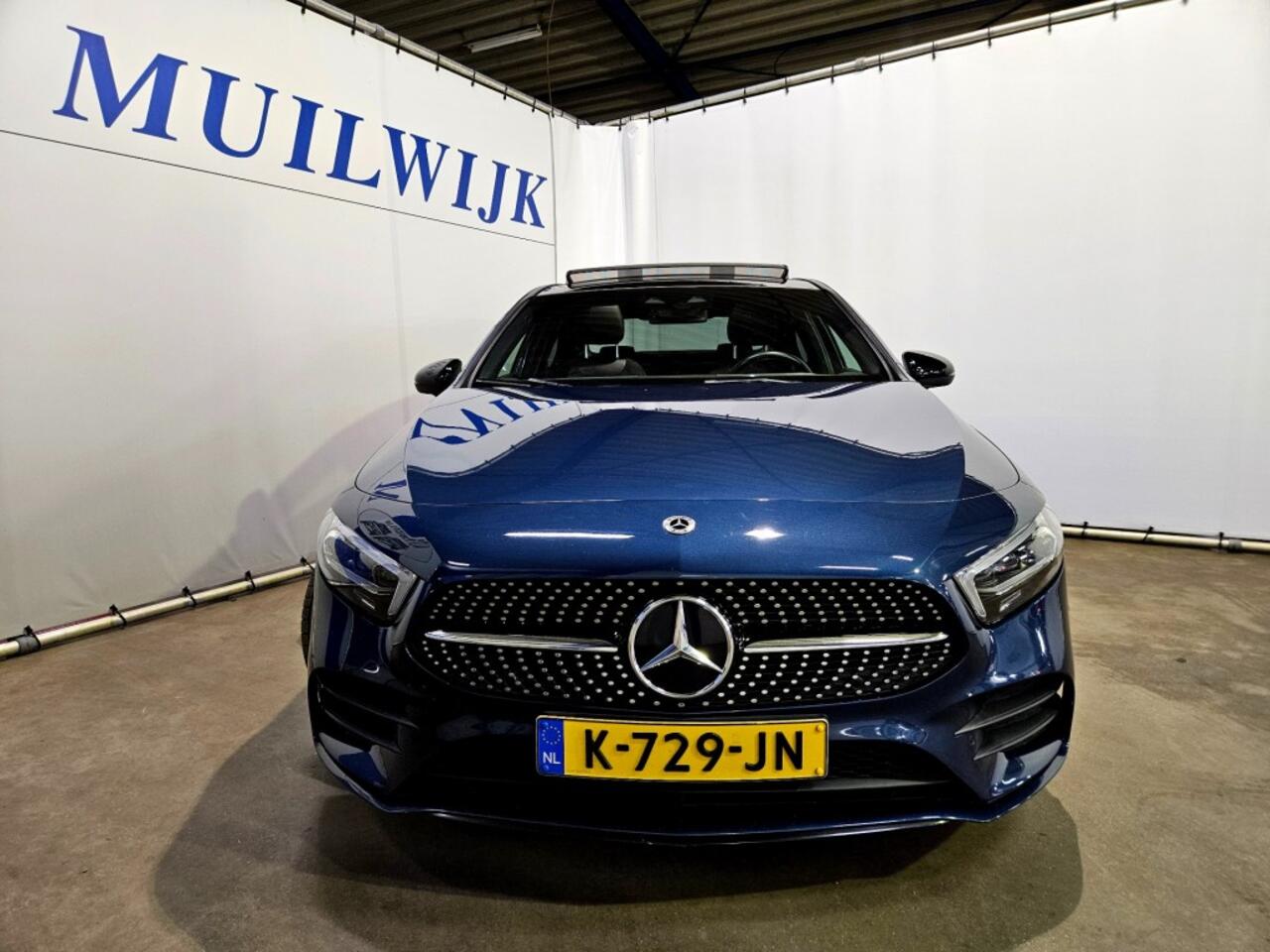 Mercedes-Benz A-KLASSE 180 Business Solution AMG / Panoramadak / Night Pakket / Sfeerverl. / NL Auto