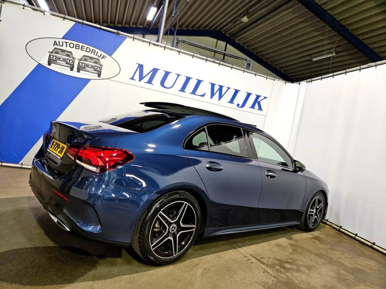Mercedes-Benz A-KLASSE 180 Business Solution AMG / Panoramadak / Night Pakket / Sfeerverl. / NL Auto