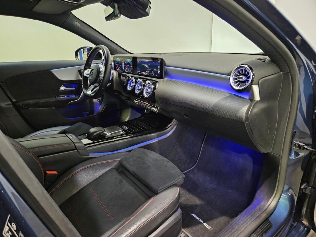 Mercedes-Benz A-KLASSE 180 Business Solution AMG / Panoramadak / Night Pakket / Sfeerverl. / NL Auto