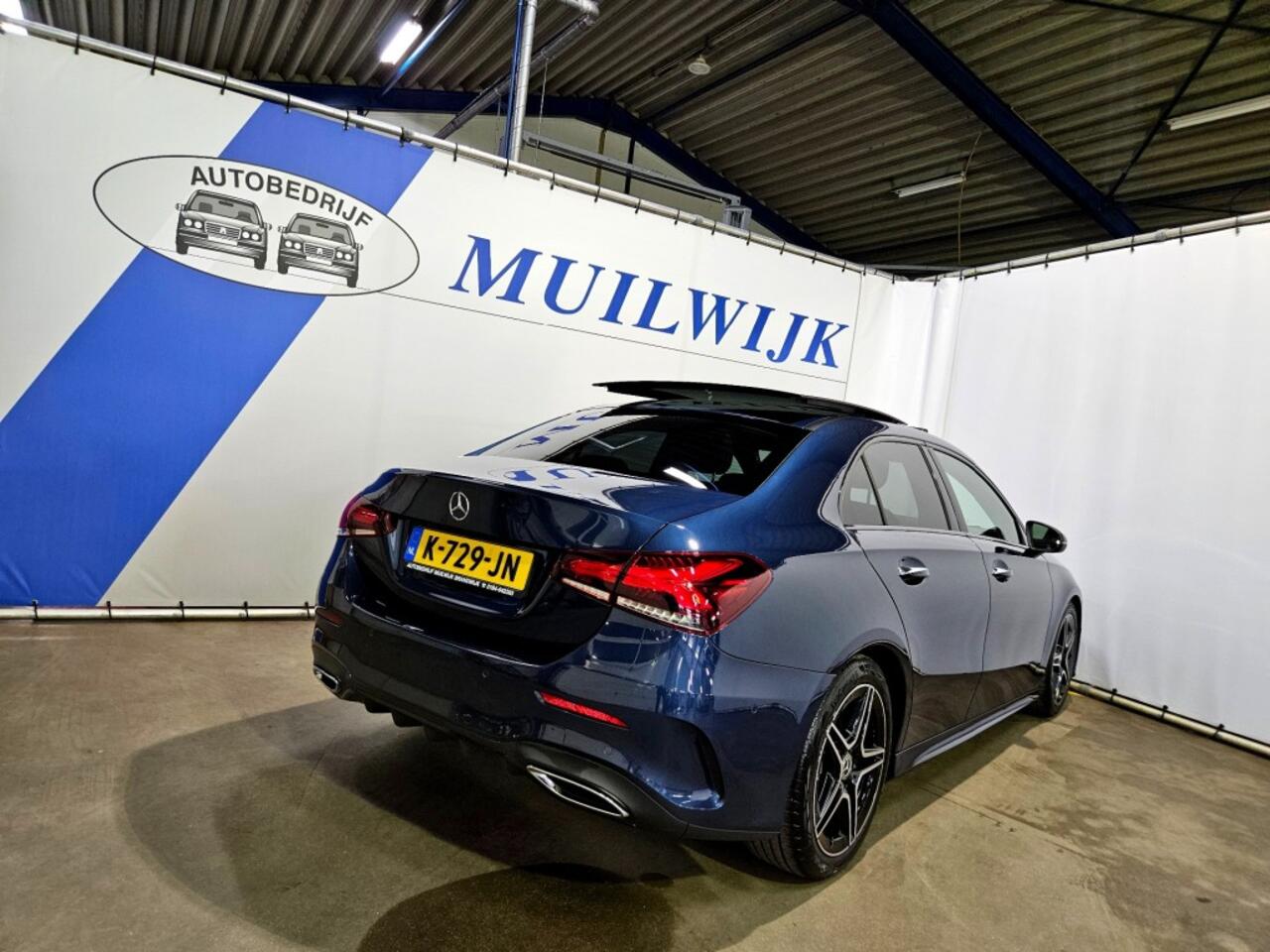 Mercedes-Benz A-KLASSE 180 Business Solution AMG / Panoramadak / Night Pakket / Sfeerverl. / NL Auto