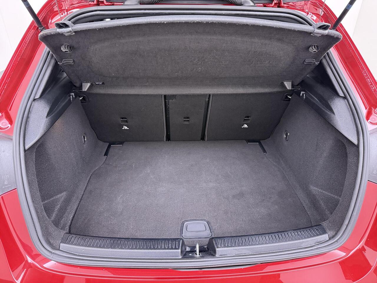 Mercedes-Benz A-KLASSE 180 Business Solution AMG Panoramadak | Memory | Camera | Stoelverwarming |