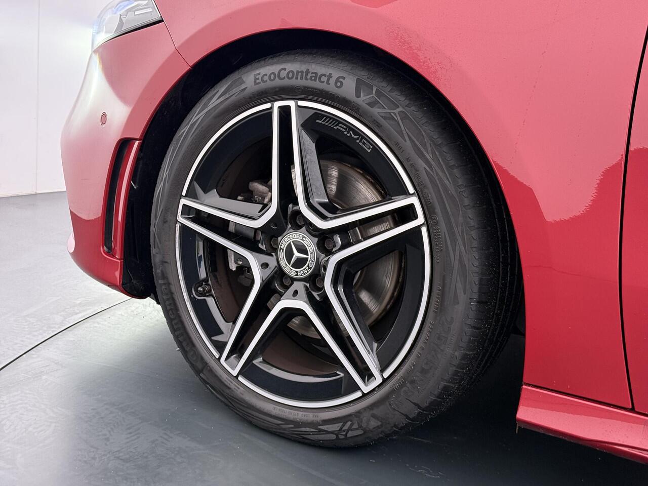 Mercedes-Benz A-KLASSE 180 Business Solution AMG Panoramadak | Memory | Camera | Stoelverwarming |