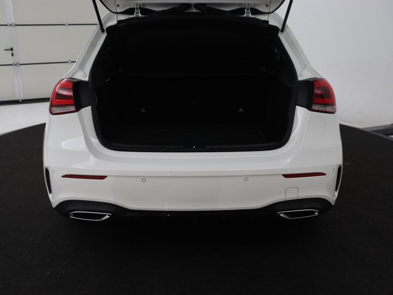 Mercedes-Benz A-KLASSE 180 AMG | Panoramadak | Stoelverwarming | Carplay | Sfeerverlichting | Leder/Alcantara | Navigatie | Park Assist | Full LED | Widescreen | Climate control | Cruise control