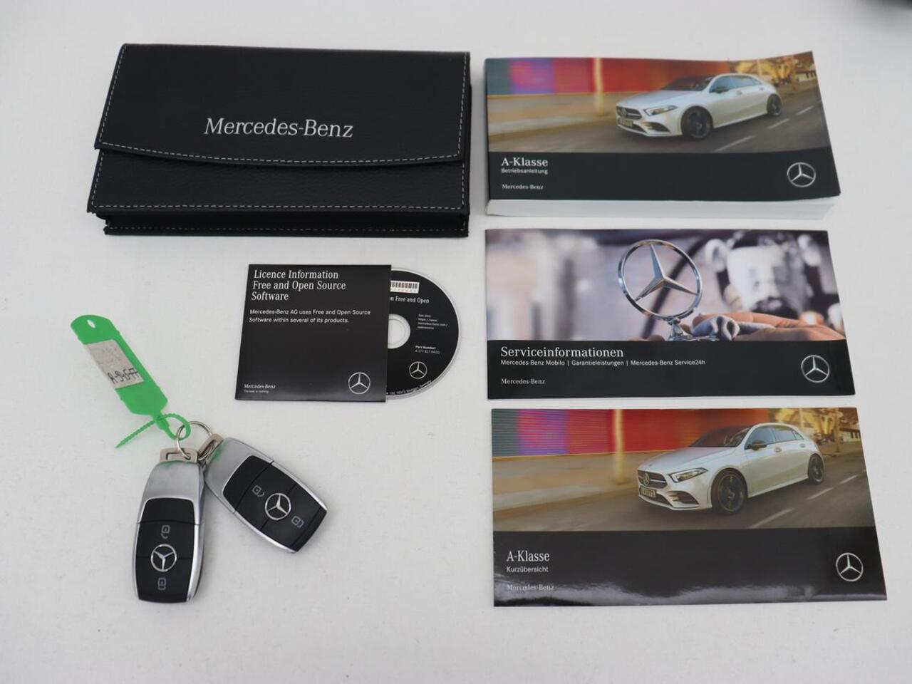 Mercedes-Benz A-KLASSE 180 AMG | Panoramadak | Stoelverwarming | Carplay | Sfeerverlichting | Leder/Alcantara | Navigatie | Park Assist | Full LED | Widescreen | Climate control | Cruise control