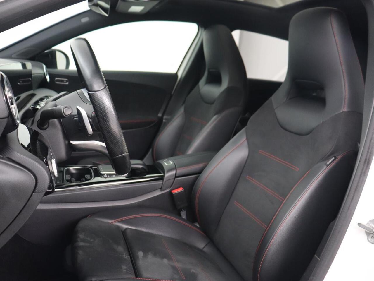 Mercedes-Benz A-KLASSE 180 AMG | Panoramadak | Stoelverwarming | Carplay | Sfeerverlichting | Leder/Alcantara | Navigatie | Park Assist | Full LED | Widescreen | Climate control | Cruise control