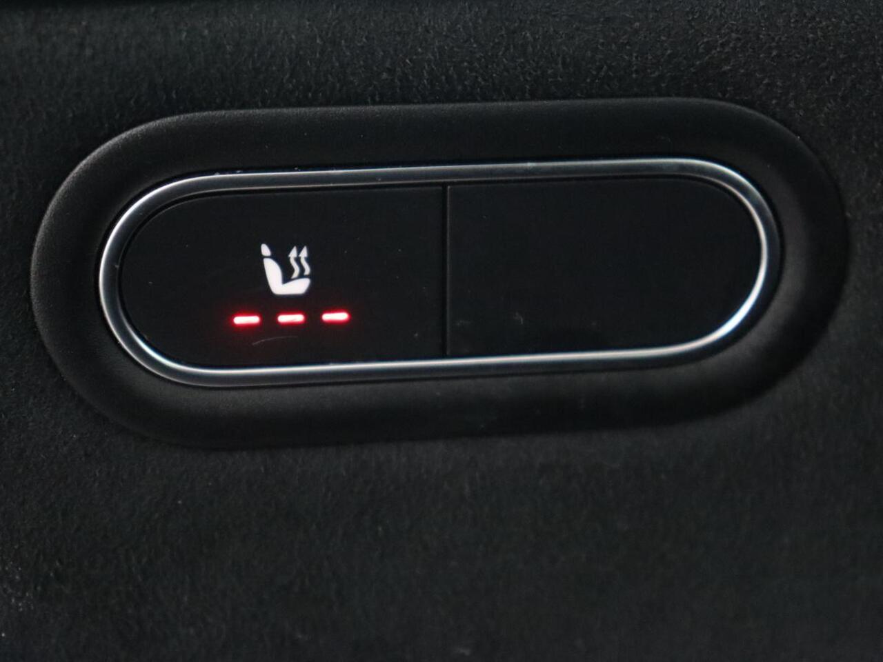 Mercedes-Benz A-KLASSE 180 AMG | Panoramadak | Stoelverwarming | Carplay | Sfeerverlichting | Leder/Alcantara | Navigatie | Park Assist | Full LED | Widescreen | Climate control | Cruise control