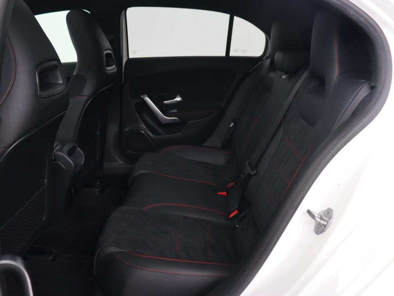 Mercedes-Benz A-KLASSE 180 AMG | Panoramadak | Stoelverwarming | Carplay | Sfeerverlichting | Leder/Alcantara | Navigatie | Park Assist | Full LED | Widescreen | Climate control | Cruise control