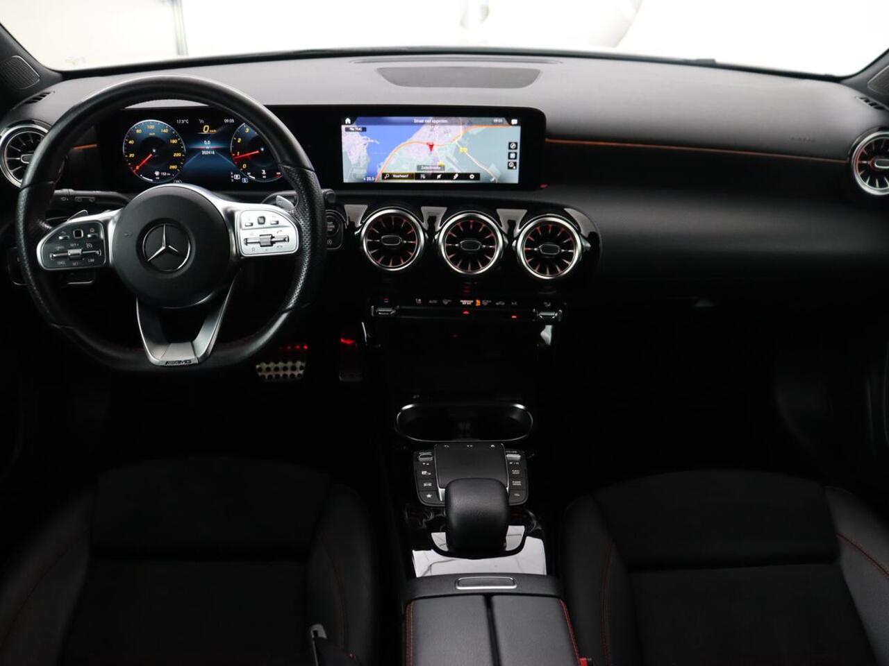 Mercedes-Benz A-KLASSE 180 AMG | Panoramadak | Stoelverwarming | Carplay | Sfeerverlichting | Leder/Alcantara | Navigatie | Park Assist | Full LED | Widescreen | Climate control | Cruise control