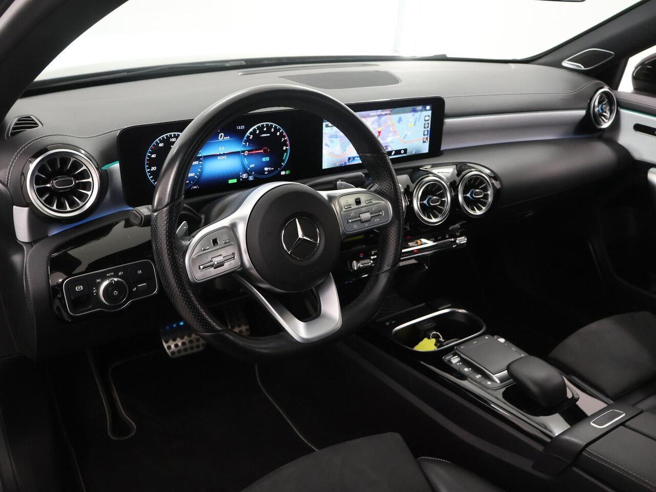 Mercedes-Benz A-KLASSE 250 e Advantage | Night | Panoramadak | Burmester | Sfeerverlichting | Stoelverwarming |