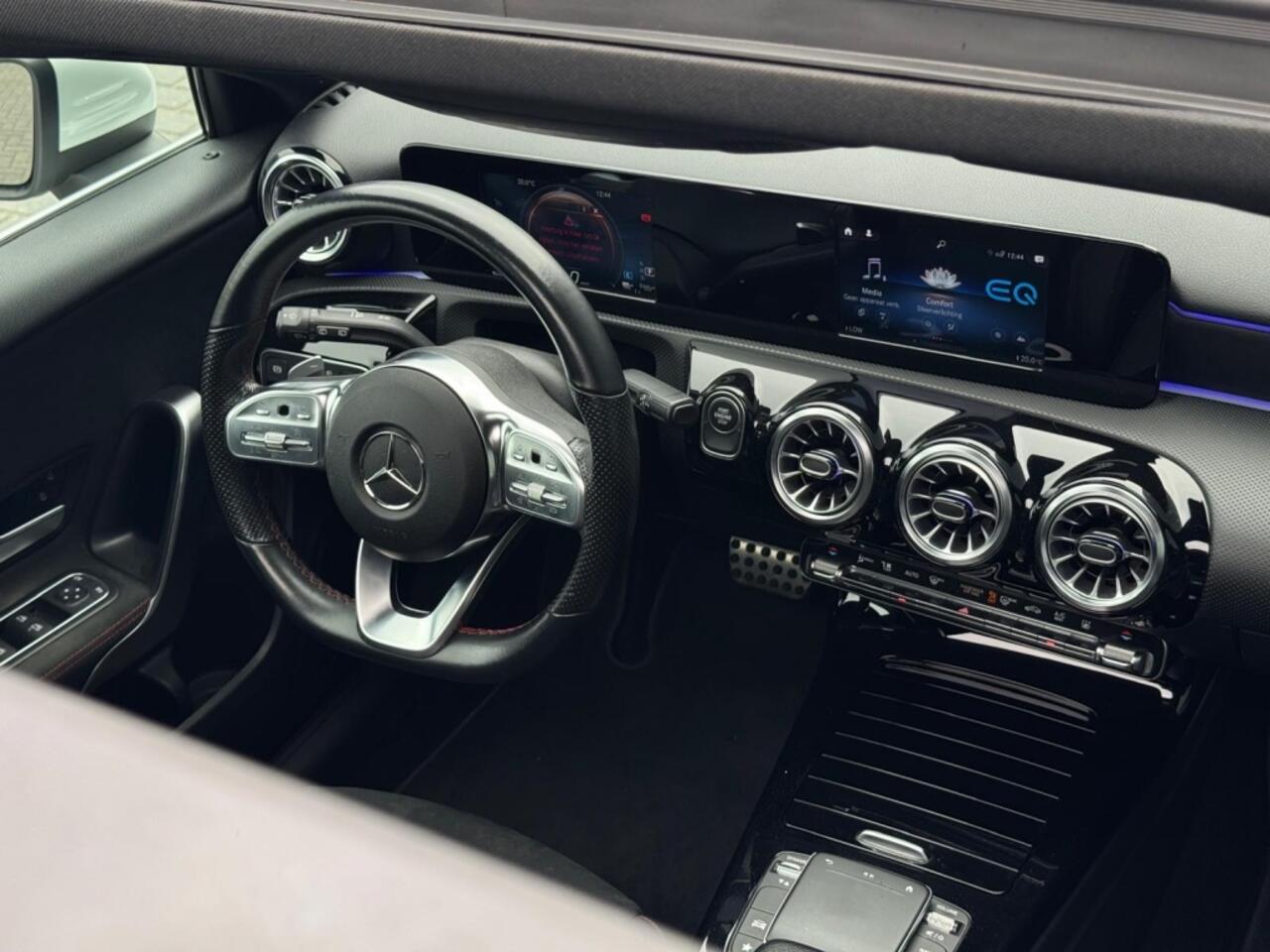 Mercedes-Benz A-KLASSE 250 e AMG Line FULL PANO SFEER ECC PDC SPORTVELGEN NAVI