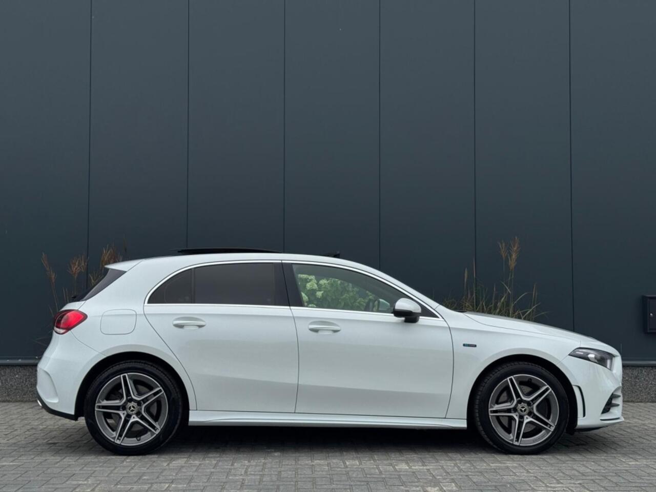 Mercedes-Benz A-KLASSE 250 e AMG Line FULL PANO SFEER ECC PDC SPORTVELGEN NAVI