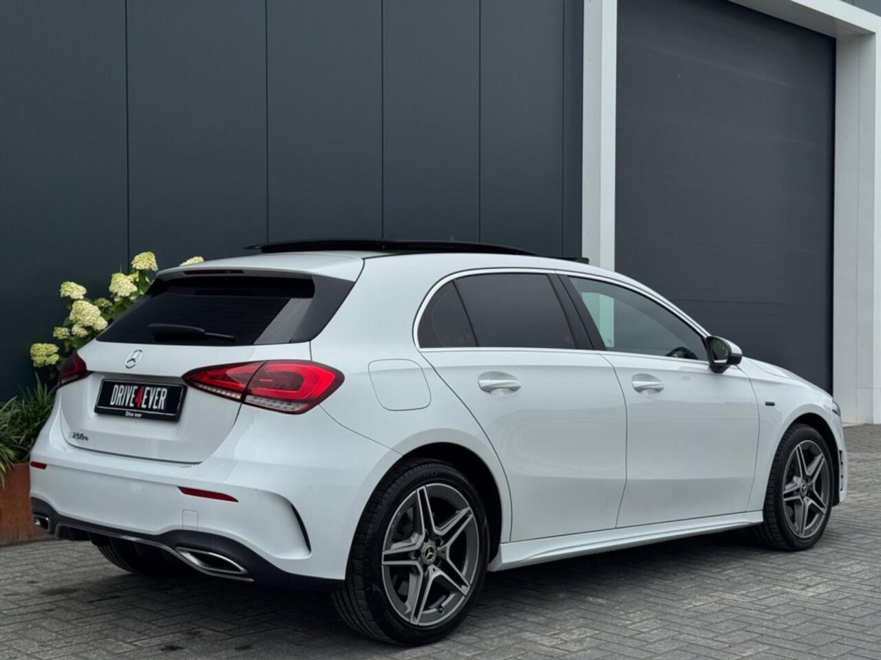 Mercedes-Benz A-KLASSE 250 e AMG Line FULL PANO SFEER ECC PDC SPORTVELGEN NAVI