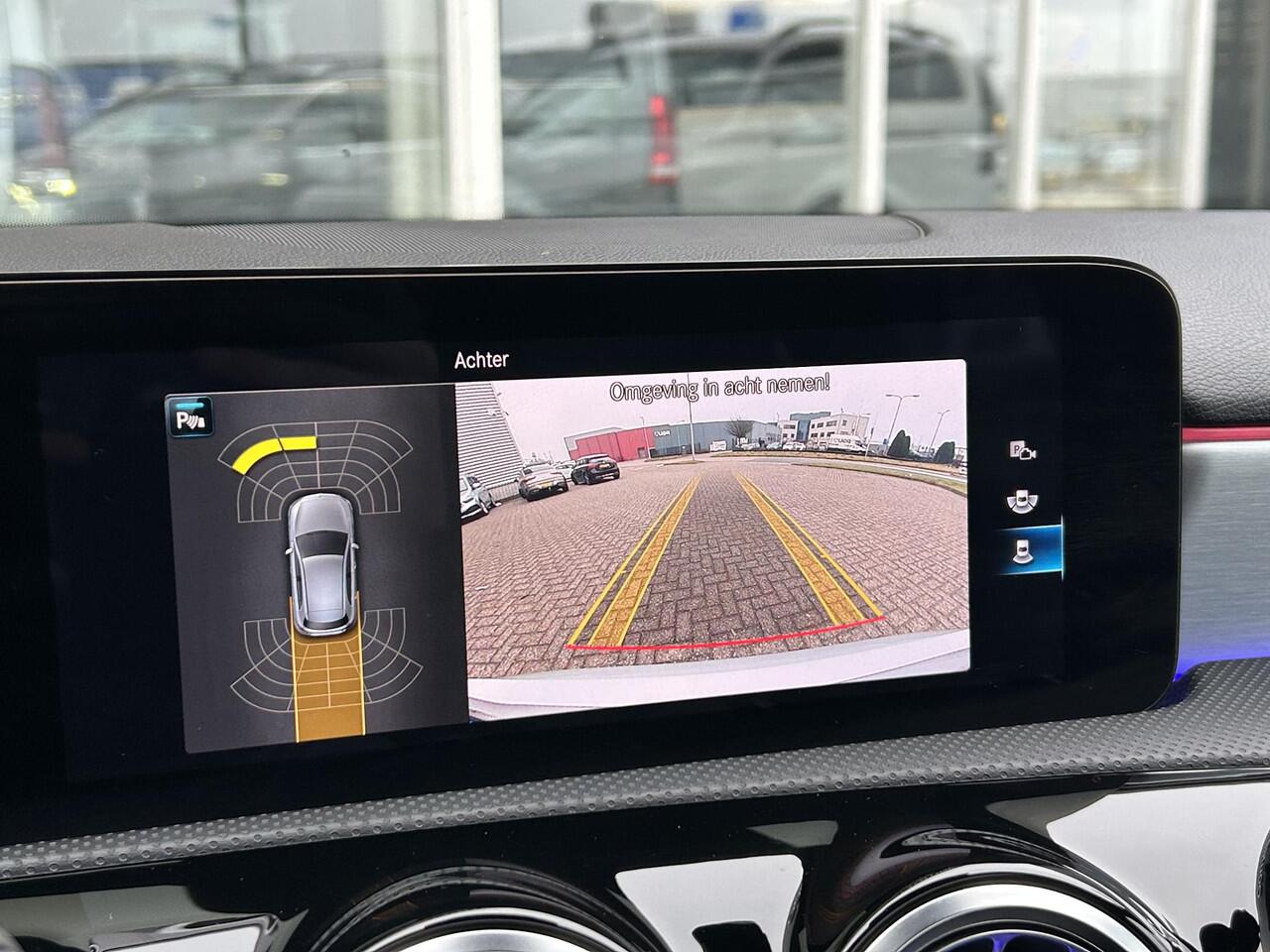 Mercedes-Benz A-KLASSE 180 Business Solution AMG | Memory | Panoramadak | Sfeerverlichting