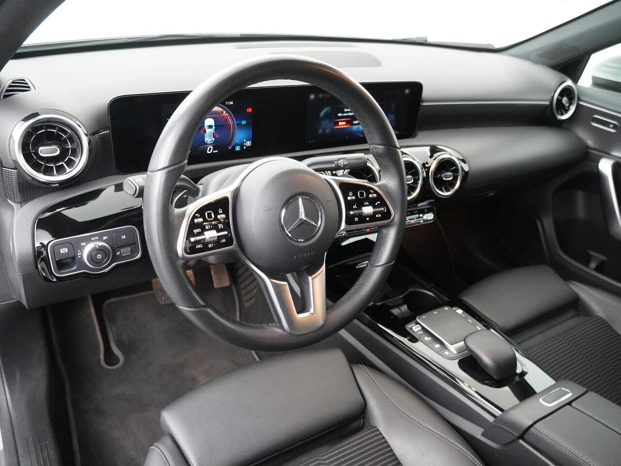 Mercedes-Benz A-KLASSE 180 Business Solution AMG - Navigatie - Camera - Stoelverwarming - LED koplampen