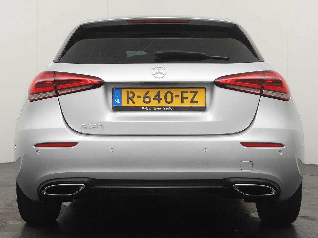 Mercedes-Benz A-KLASSE 180 Business Solution AMG - Navigatie - Camera - Stoelverwarming - LED koplampen