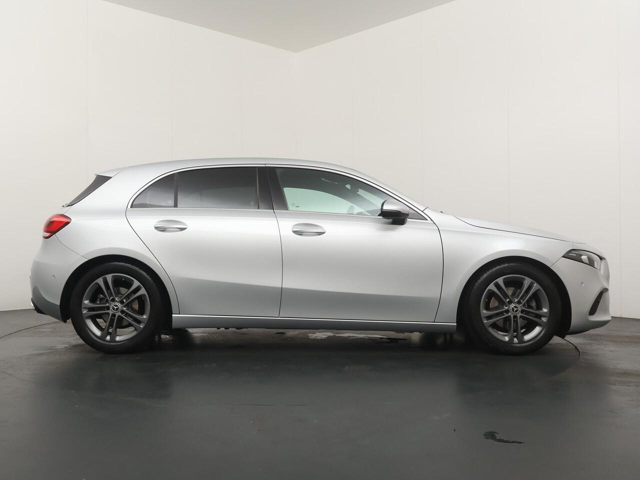 Mercedes-Benz A-KLASSE 180 Business Solution AMG - Navigatie - Camera - Stoelverwarming - LED koplampen