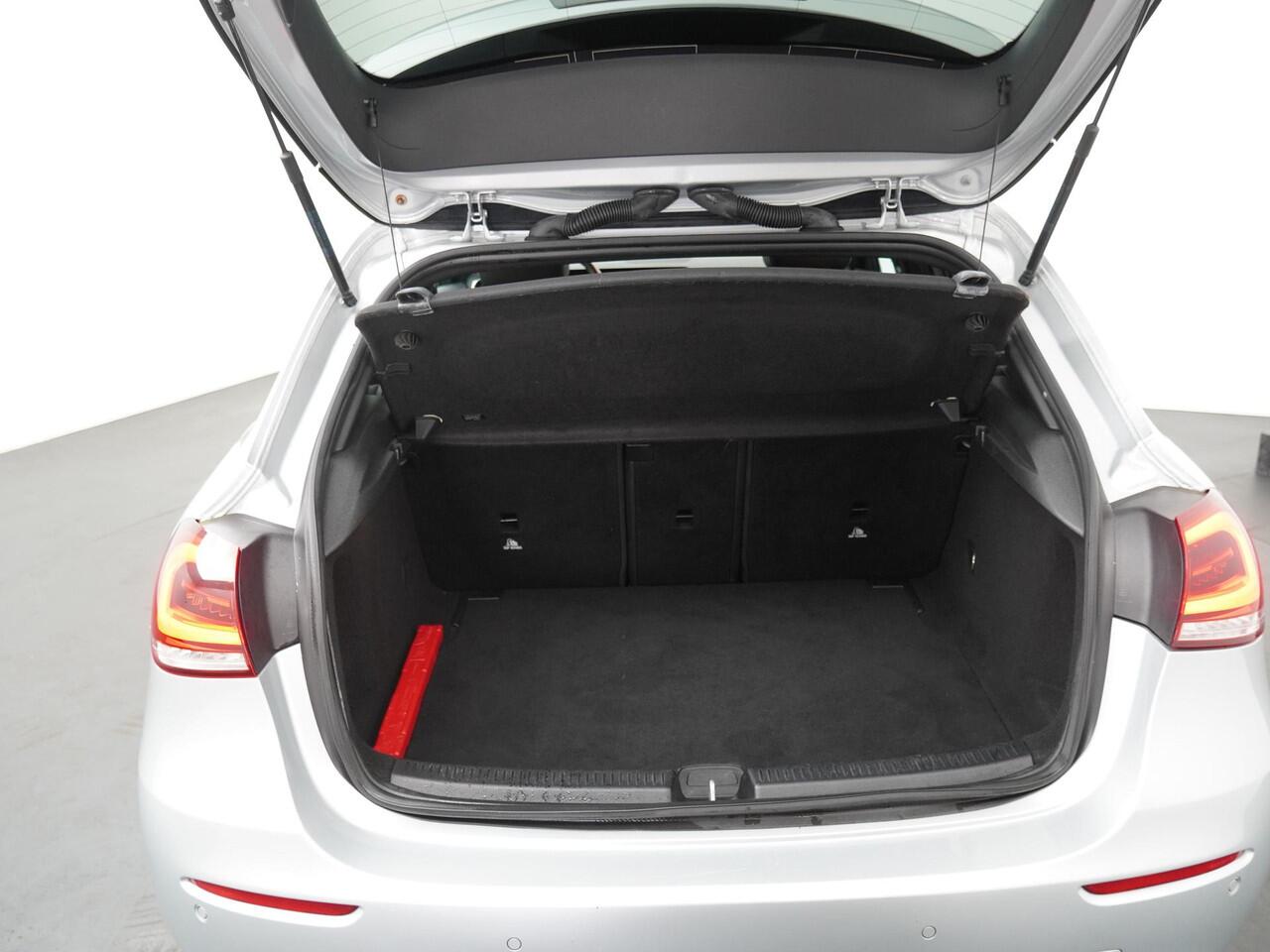 Mercedes-Benz A-KLASSE 180 Business Solution AMG - Navigatie - Camera - Stoelverwarming - LED koplampen