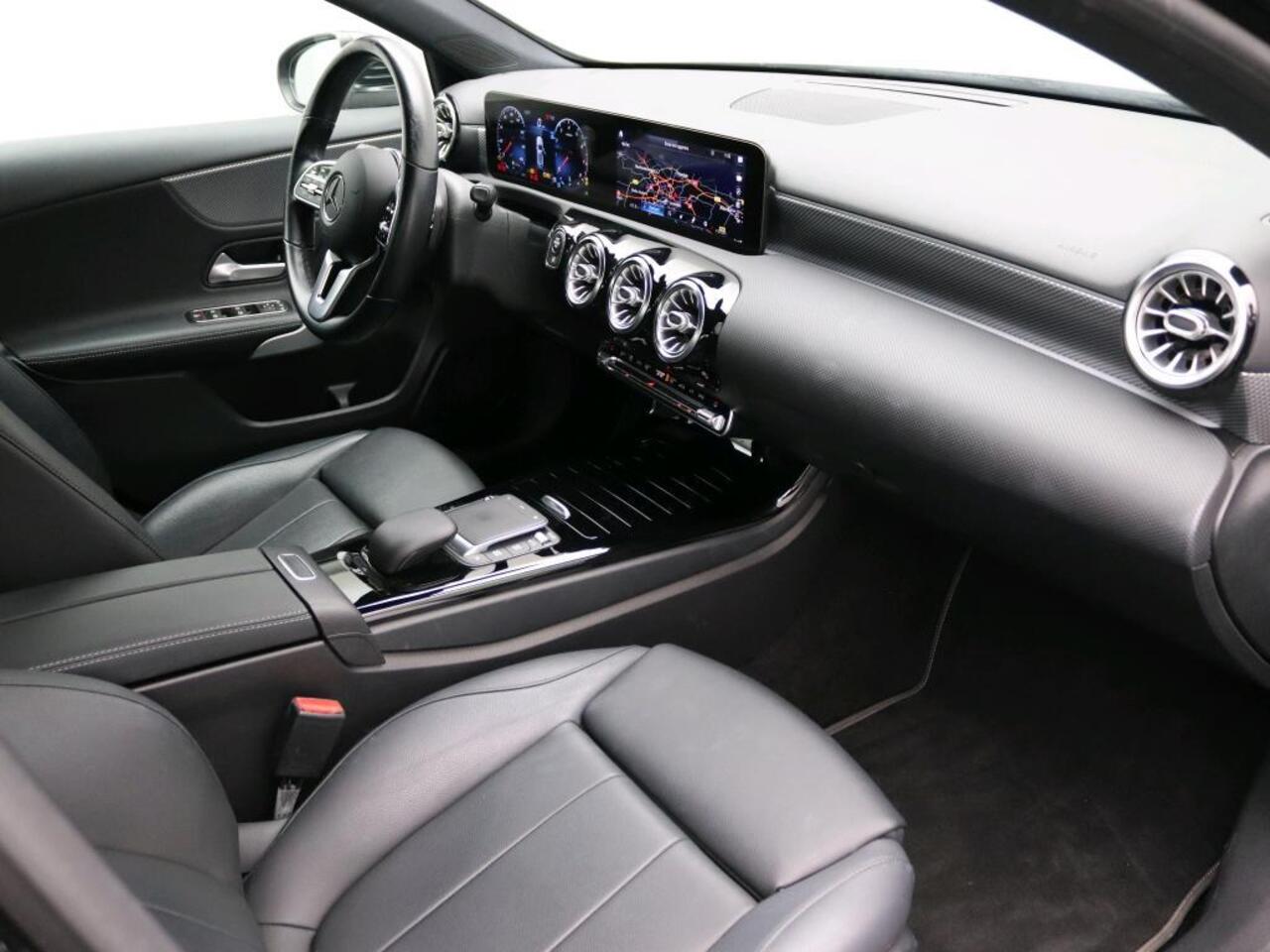 Mercedes-Benz A-KLASSE 180 Business Solution Luxury | Achteruitrijcamera | Sfeerverlichting | Stoelverwarming | Widescreen
