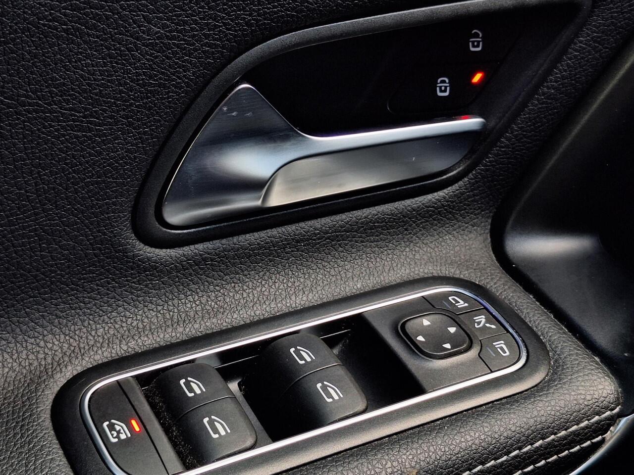 Mercedes-Benz A-KLASSE 180 Business Solution Luxury | Achteruitrijcamera | Sfeerverlichting | Stoelverwarming | Widescreen