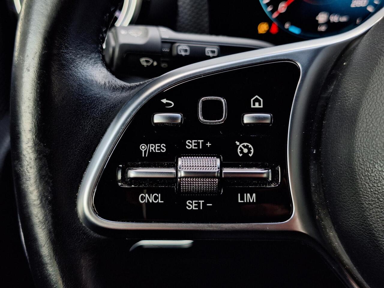 Mercedes-Benz A-KLASSE 180 Business Solution Luxury | Achteruitrijcamera | Sfeerverlichting | Stoelverwarming | Widescreen